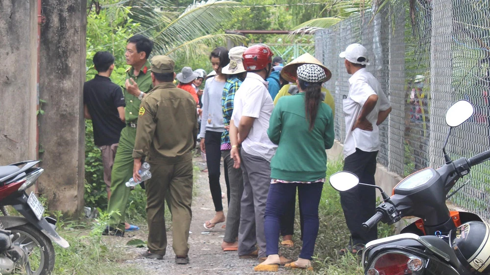 Lực lượng công an đang bảo vệ và khám nghiệm hiện trường. Ảnh: ĐĂNG NGUYÊN