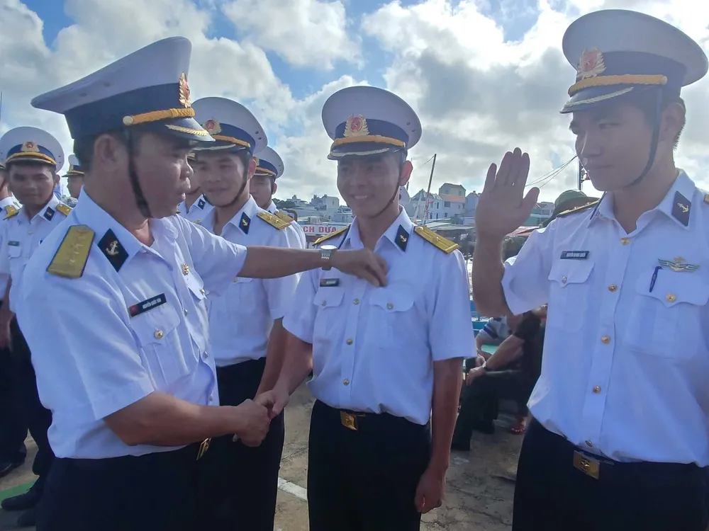Vùng 2 Hải quân thăm, chúc tết Nhà giàn DK1 và các lực lượng làm nhiệm vụ trên biển ảnh 2 Vùng 2 Hải quân thăm, chúc tết Nhà giàn DK1 và các lực lượng làm nhiệm vụ trên biển ảnh 2