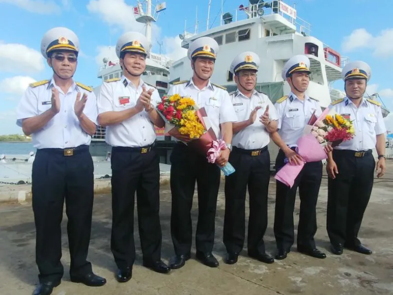 Lãnh đạo Bộ Tư lệnh Vùng 2 Hải quân tặng hoa tiễn 2 đoàn công tác. Ảnh: HÀM LUÔNG
