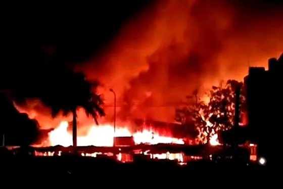 Khu nhà lồng chợ bị thiêu rụi trong đêm ảnh 1