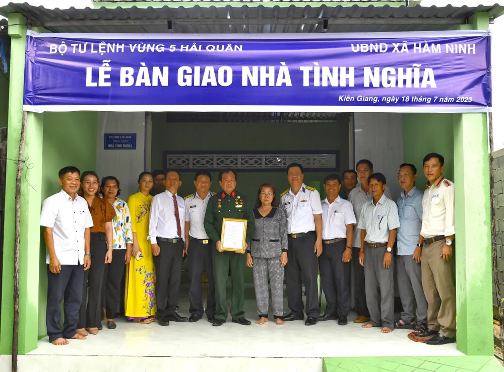 Trao quyết định tặng nhà tình nghĩa cho gia đình cựu chiến binh Phạm Hoàng Phương Trao quyết định tặng nhà tình nghĩa cho gia đình cựu chiến binh Phạm Hoàng Phương