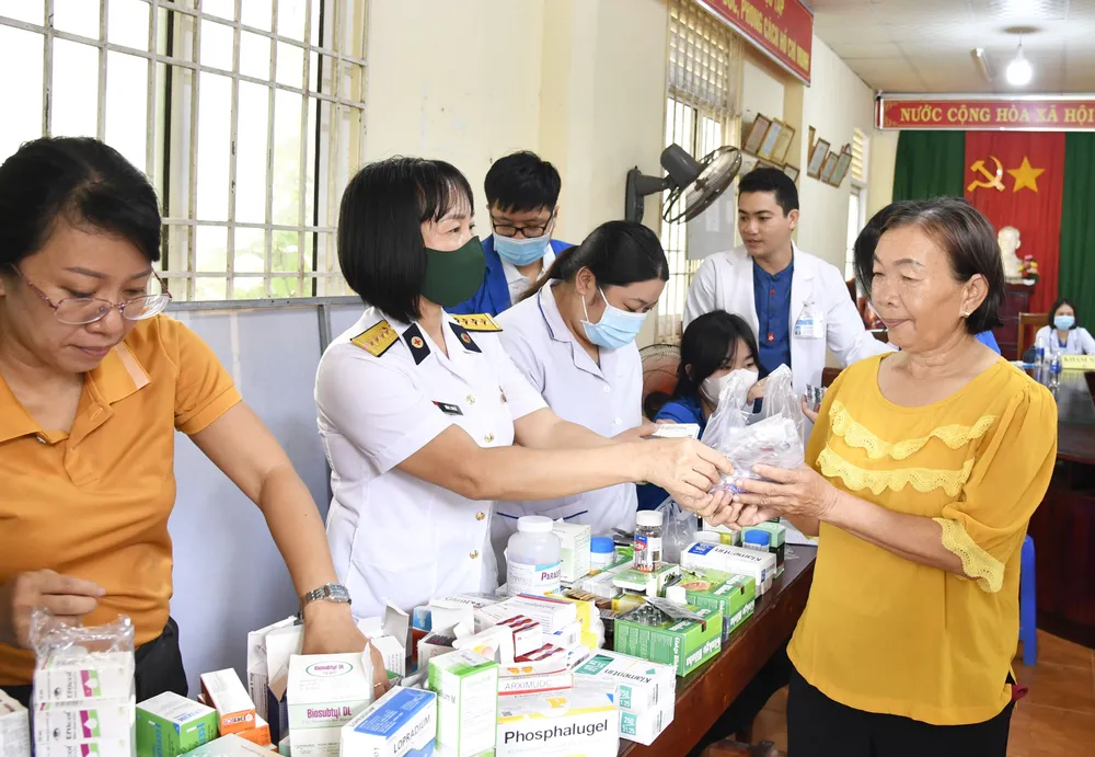 Các y, bác sĩ Lữ đoàn 127 phối hợp với Trung tâm Y tế TP Phú Quốc khám bệnh, cấp phát thuốc miễn phí cho người dân Các y, bác sĩ Lữ đoàn 127 phối hợp với Trung tâm Y tế TP Phú Quốc khám bệnh, cấp phát thuốc miễn phí cho người dân