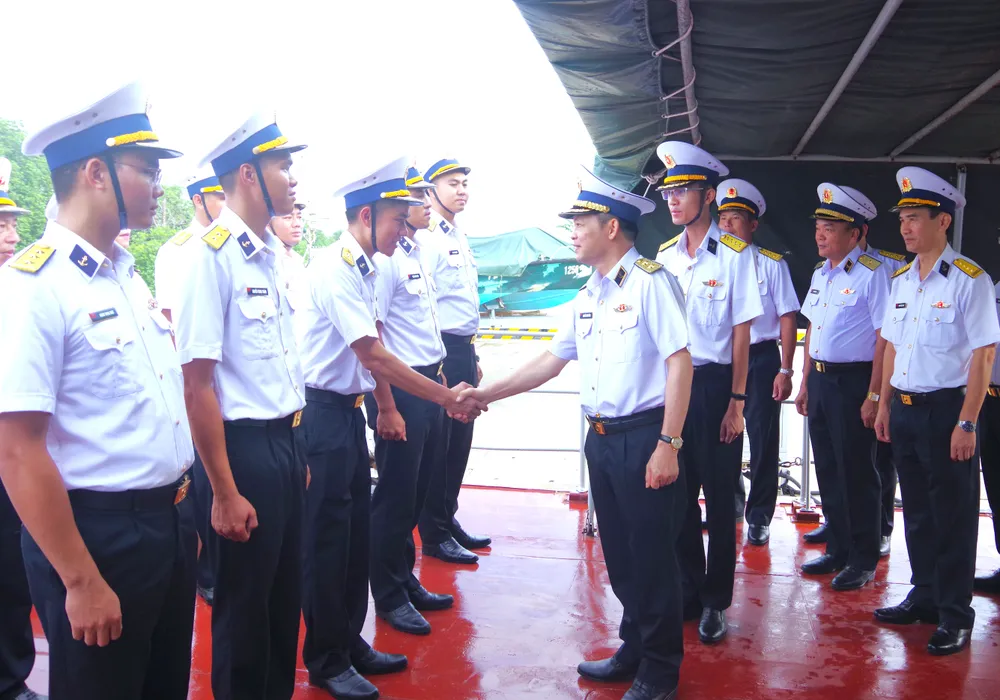 Trung tướng Nguyễn Văn Bổng thăm cán bộ, chiến sĩ Tàu 263, Hải đội 515, Lữ đoàn 175 Trung tướng Nguyễn Văn Bổng thăm cán bộ, chiến sĩ Tàu 263, Hải đội 515, Lữ đoàn 175