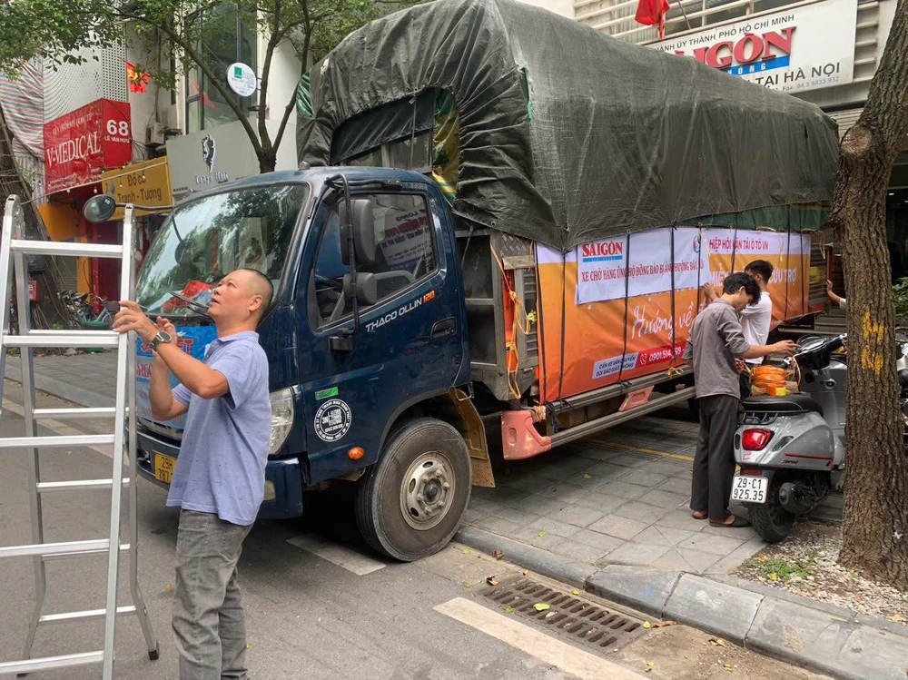 Cán bộ, phóng viên Văn phòng đại diện Báo SGGP tại Hà Nội chuẩn bị hàng hóa đi cứu trợ đồng bào bị bão lũ 1000002454.jpg