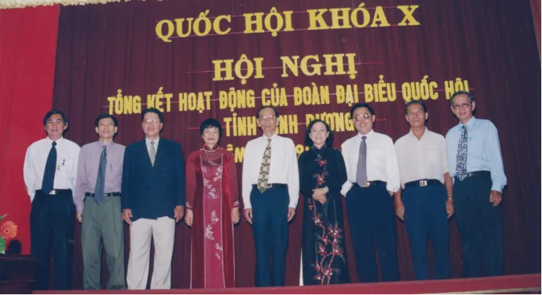Đoàn ĐBQH Bình Dương (trước đây) với lãnh đạo tỉnh tại Hội nghị tổng kết nhiệm kỳ 1997-2022 Bài báo. Nhiệm kỳ đầu làm ĐBQQH2941.png