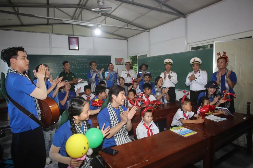 Đoàn công tác với các em học sinh trong lớp học tình thương ở đảo Hòn Chuối viber_image_2025-09-10_20-18-53-298.jpg