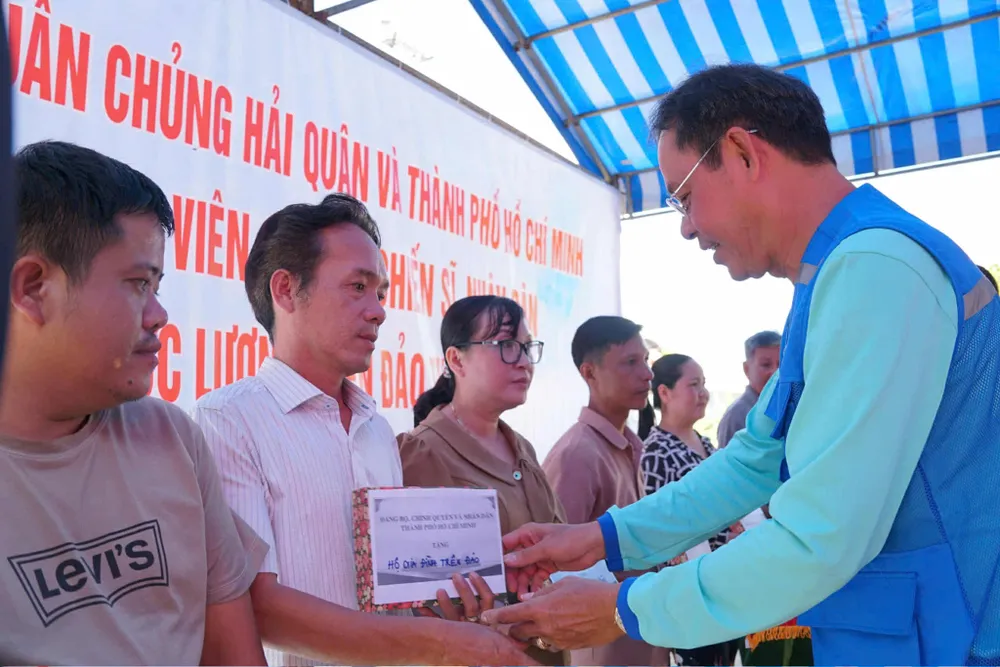 Đại diện Đoàn công tác TPHCM tặng quà người dân đặc khu Thổ Châu, tỉnh An Giang 5c3cec77-e51a-429c-b78b-79cfc025afb6.jfif