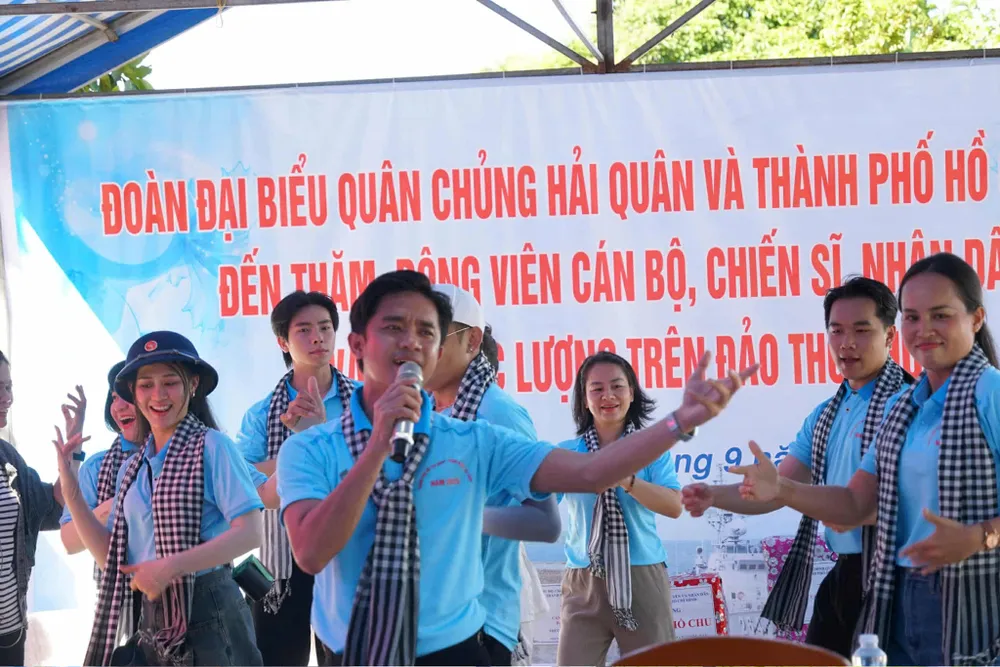 Thành viên đoàn công tác giao lưu với quân dân đặc khu Thổ Châu 85e82396-3142-441f-80c6-33bd7b91d9e8.jfif
