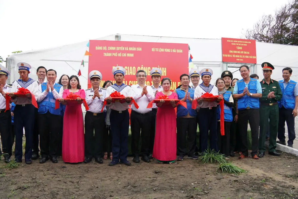 Đoàn công tác TPHCM tặng vườn rau cho Tiểu đoàn 553, Vùng 5 Hải quân IMG_20250914_180309.jpg