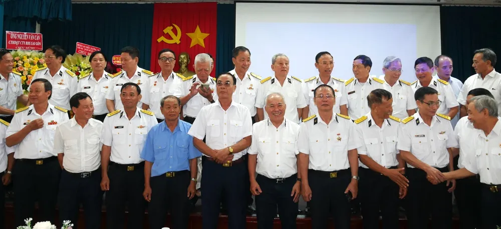 Các đại biểu chụp hình lưu niệm ảnh_Viber_2025-10-18_18-30-38-039.jpg