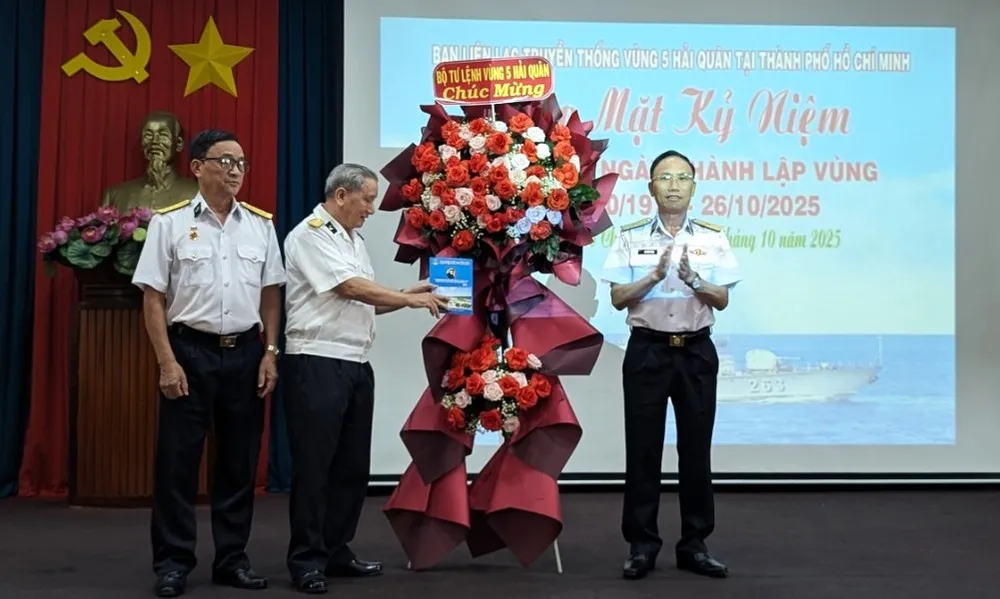 Tặng hoa chúc mừng Ban Liên lạc tại TPHCM ảnh_Viber_2025-10-18_18-31-38-661.jpg
