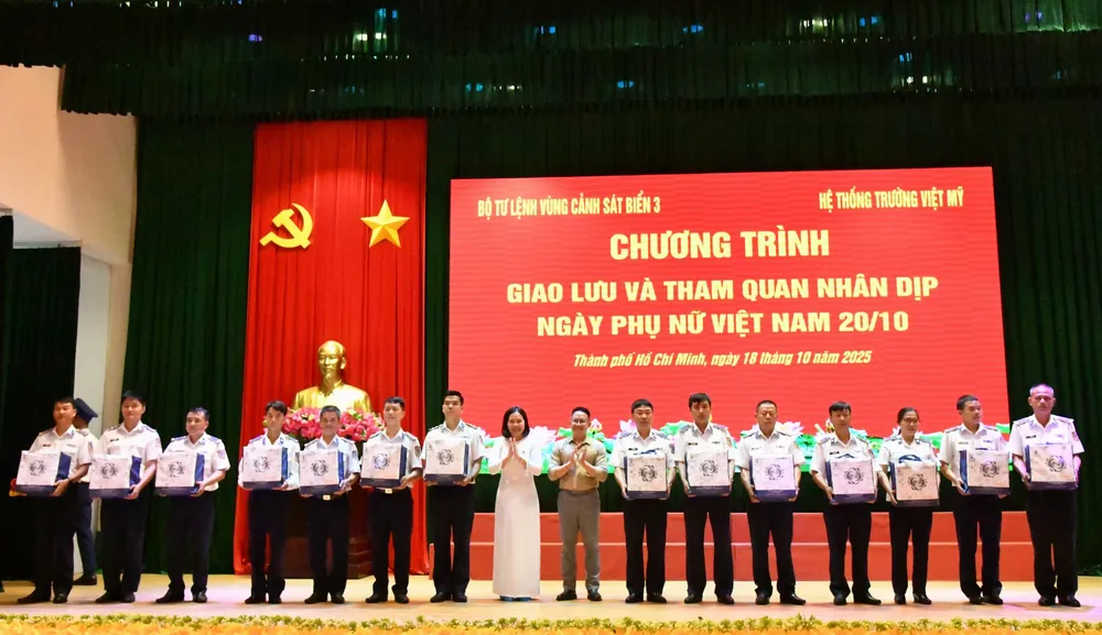 Trao quà cho các gia đình cán bộ, chiến sĩ Vùng Cảnh sát biển 3 có hoàn cảnh khó khăn trao-qua-cho-cac-gia-dinh-can-bo-chien-si.jpg