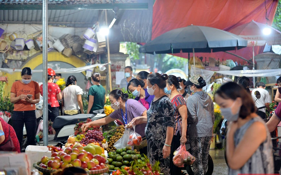 Tính đến tháng 7-2021, trung bình thu nhập của các hộ giảm tới 44% so với trước khi bùng phát dịch Covid-19. Ảnh: VnEconomy