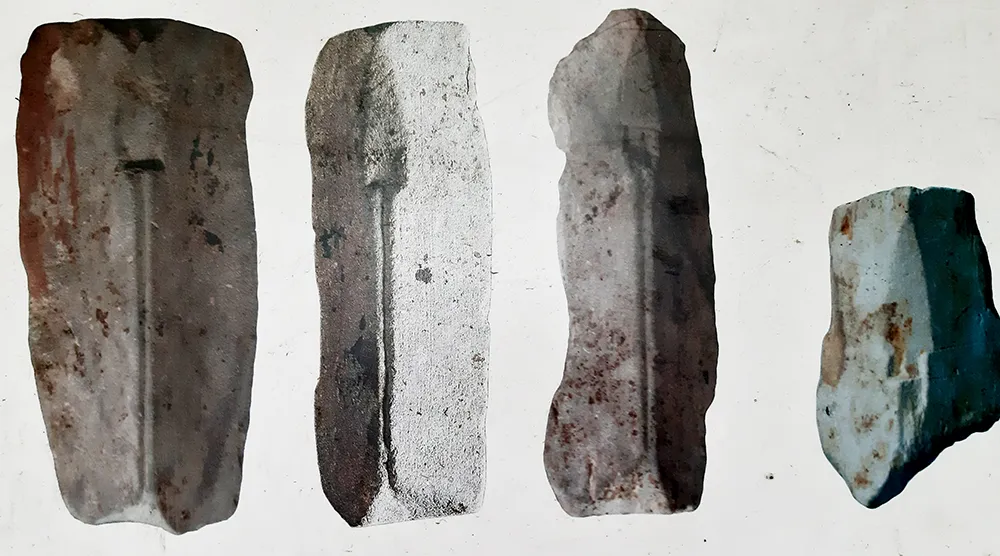 Khuôn đúc mũi tên đồng được khai quật ở di tích khảo cổ thành Cổ Loa. Ảnh: Lưu Thủy