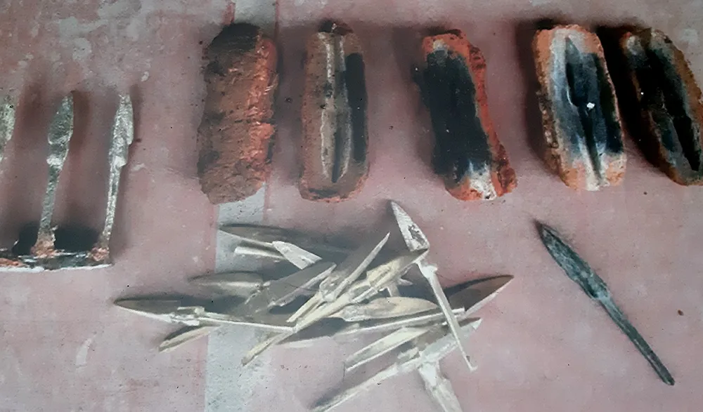 Những mũi tên đồng được khai quật. Ảnh: Lưu Thủy