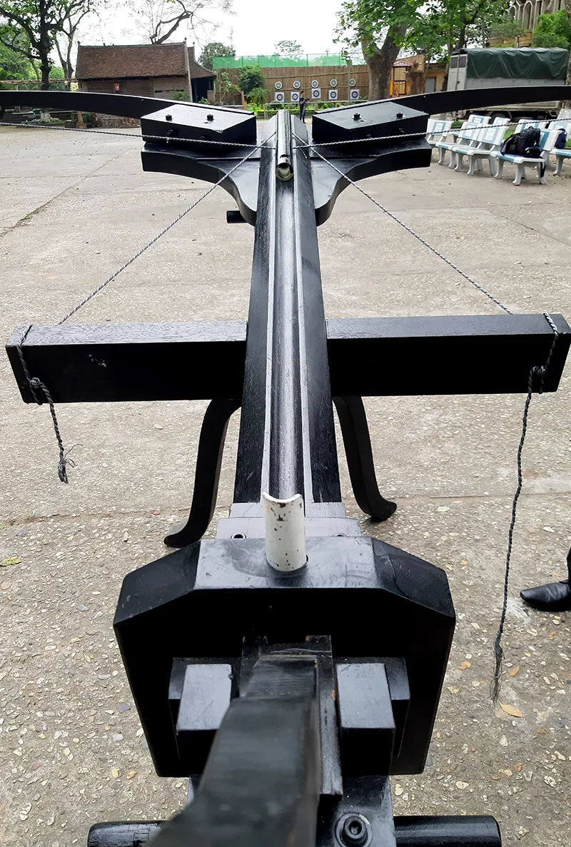 Chiếc nỏ có thể bắn mũi tên xa bao nhiêu tùy theo tính toán kỹ thuật khi chế tạo. Ảnh: Lưu Thủy