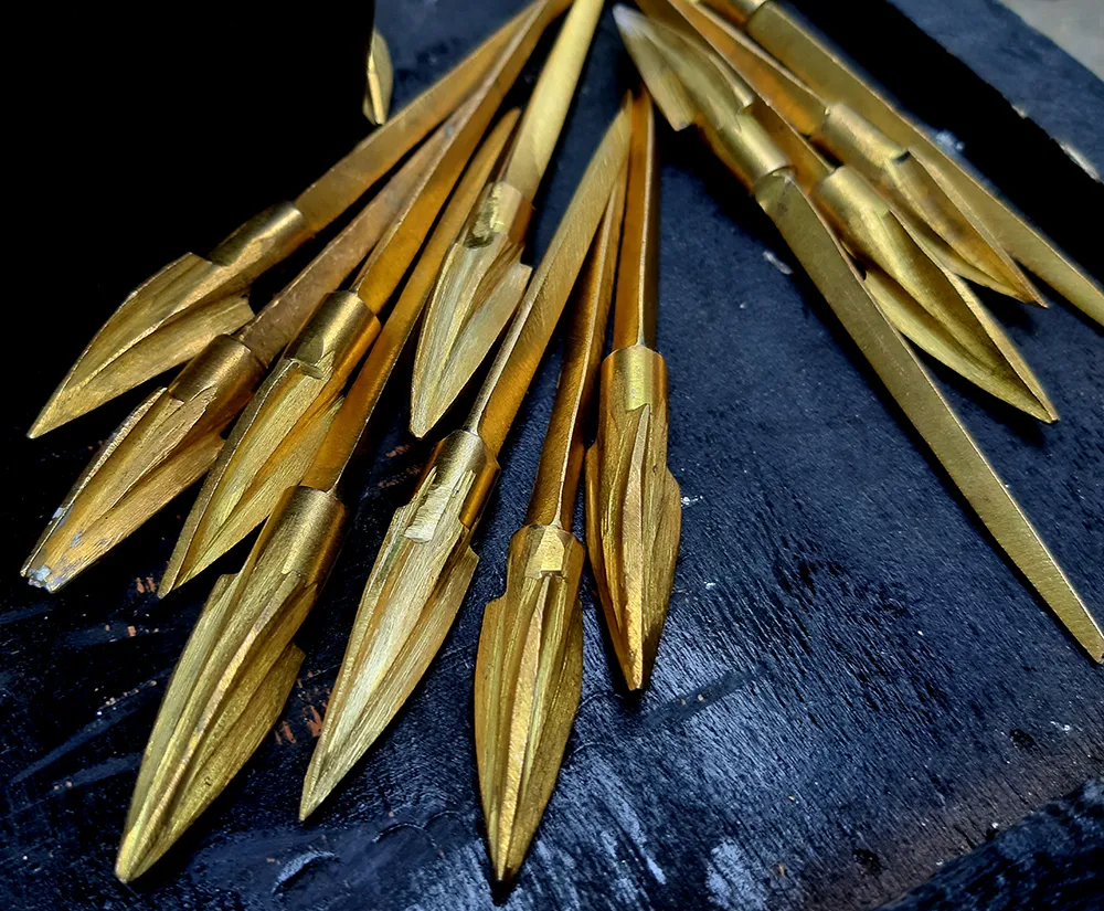 Những mũi tên đồng được kỹ sư Vũ Đình Thanh nhờ người chế tác dựa theo hình dáng, kích thước những mũi tên đồng ngày xưa từng được khai quật. Ảnh: Lưu Thủy