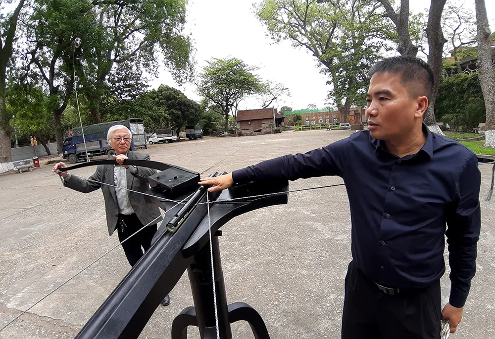 Kỹ sư vũ khí Vũ Đình Thanh bên cạnh chiếc &quot;nỏ thần&quot; do mình phục tác. Ảnh: Lưu Thủy