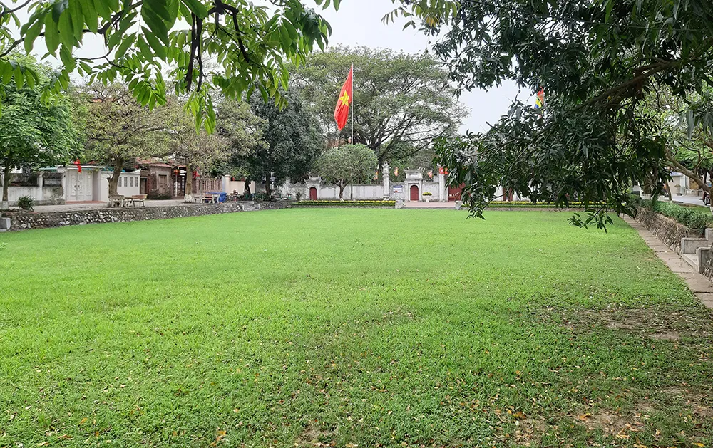 Khuôn viên trước đền thờ tướng quân Cao Lỗ. Ảnh: Lưu Thủy