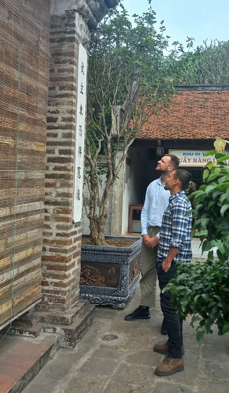 Andrei Ngo (áo sọc) và Michal Ruzicka. Ảnh: Lưu Thủy