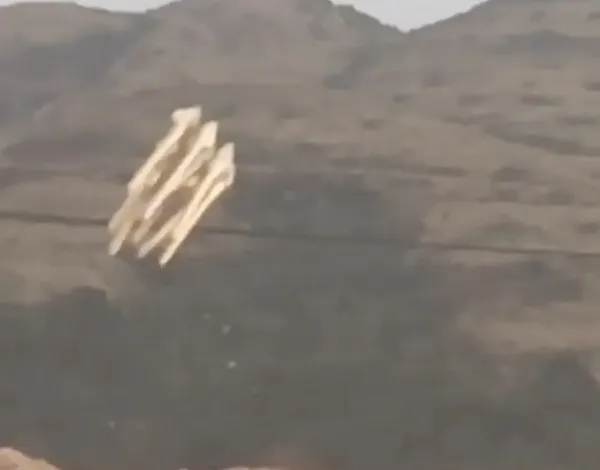 Bắn loạt tên từ núi cao, mũi tên đồng Cổ Loa bay xuống sẽ có chuyển động nhanh dần đều, khi tiếp đất sẽ có vận tốc lớn, xuyên mọi loại giáp sắt, xuyên táo cả loạt quân giặc Bắn loạt tên từ núi cao, mũi tên đồng Cổ Loa bay xuống sẽ có chuyển động nhanh dần đều, khi tiếp đất sẽ có vận tốc lớn, xuyên mọi loại giáp sắt, xuyên táo cả loạt quân giặc