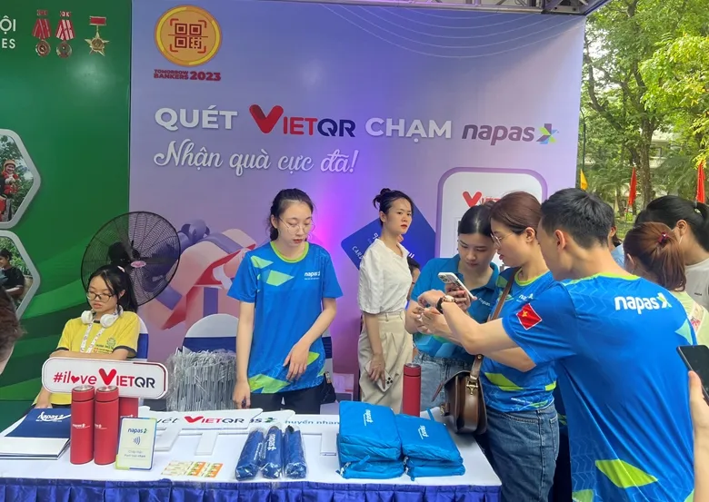 Chuỗi sự kiện “Nhà ngân hàng tương lai năm 2023” nhằm cung cấp cho học sinh, sinh viên các kiến thức, kỹ năng về tài chính, ngân hàng như cách tiếp cận và sử dụng các sản phẩm, dịch vụ ngân hàng, thanh toán không dùng tiền mặt, vay vốn, tiết kiệm. Chuỗi sự kiện “Nhà ngân hàng tương lai năm 2023” nhằm cung cấp cho học sinh, sinh viên các kiến thức, kỹ năng về tài chính, ngân hàng như cách tiếp cận và sử dụng các sản phẩm, dịch vụ ngân hàng, thanh toán không dùng tiền mặt, vay vốn, tiết kiệm.