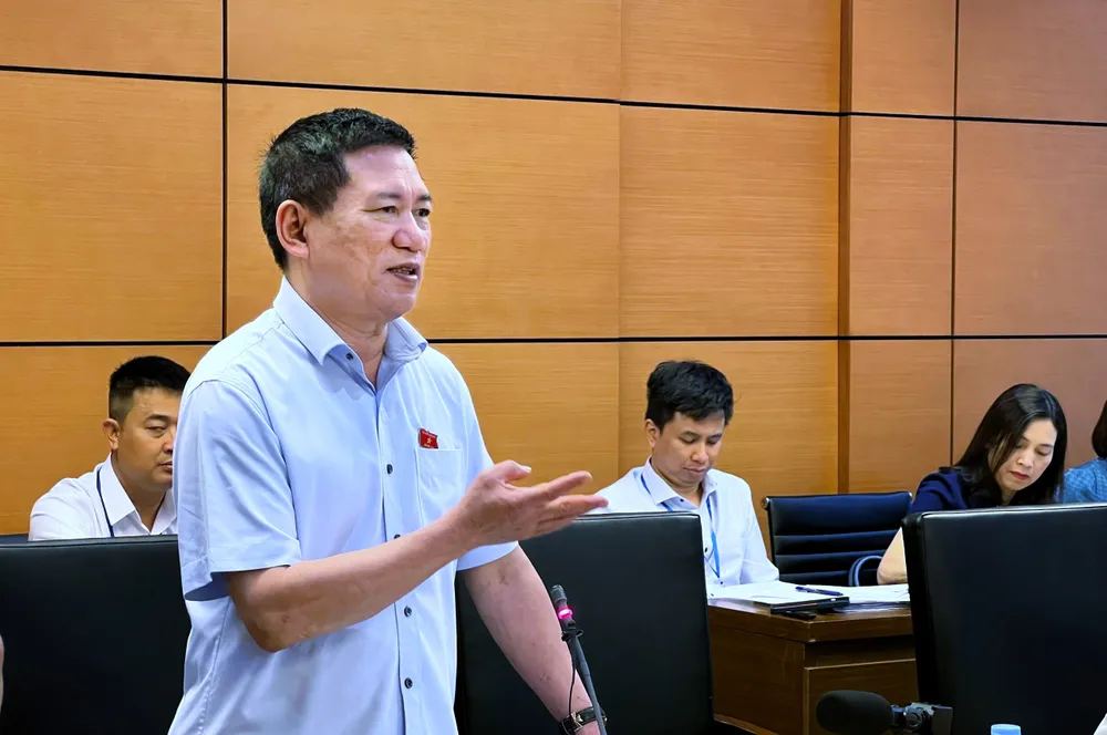 Bộ trưởng Tài chính Hồ Đức Phớc phát biểu thảo luận tại tổ sáng 25-5 Bộ trưởng Tài chính Hồ Đức Phớc phát biểu thảo luận tại tổ sáng 25-5