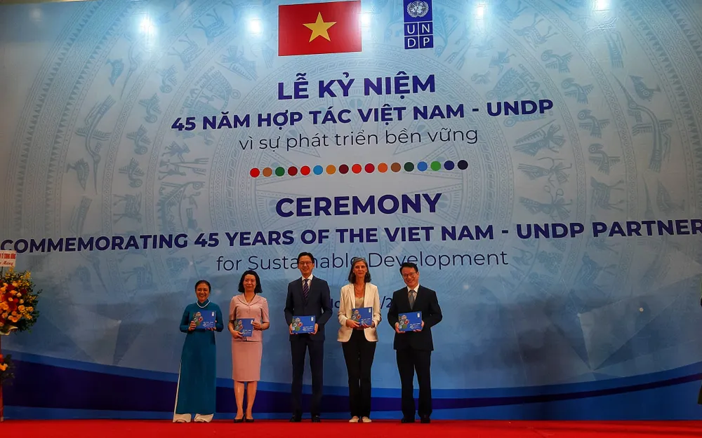Nhân sự kiện 45 năm hợp tác, cuốn sách tập hợp những bức ảnh ghi lại quá trình hợp tác Việt Nam - UNDP đã được ấn hành Nhân sự kiện 45 năm hợp tác, cuốn sách tập hợp những bức ảnh ghi lại quá trình hợp tác Việt Nam - UNDP đã được ấn hành