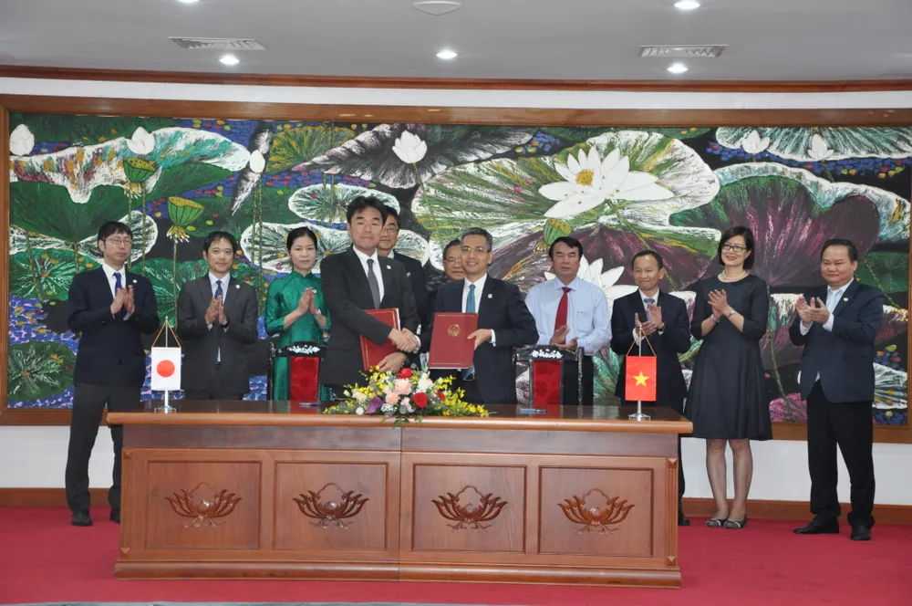 Với 3 khoản vay được ký kết lần này, Nhật Bản tiếp tục là nhà tài trợ song phương lớn nhất của Việt Nam. Ảnh: Bộ Tài chính Với 3 khoản vay được ký kết lần này, Nhật Bản tiếp tục là nhà tài trợ song phương lớn nhất của Việt Nam. Ảnh: Bộ Tài chính