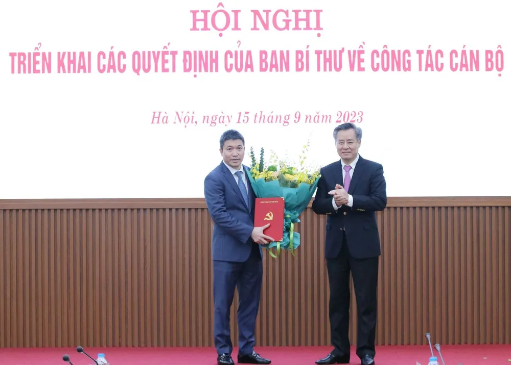 Ông Phan Anh Sơn (trái) được trao quyết định giữ chức Chủ tịch Liên hiệp các tổ chức hữu nghị Việt Nam Ông Phan Anh Sơn (trái) được trao quyết định giữ chức Chủ tịch Liên hiệp các tổ chức hữu nghị Việt Nam