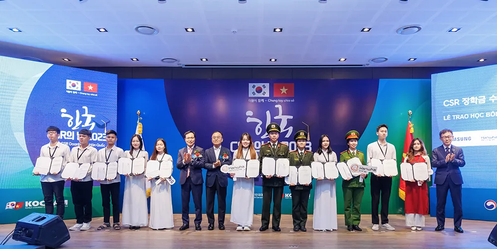 Kocham trao học bổng cho sinh viên Việt Nam nhân ngày doanh nhân Hàn Quốc