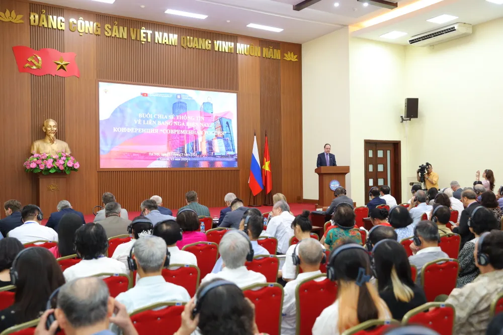 Buổi chia sẻ thông tin về Liên bang Nga thu hút sự quan tâm và tham dự của nhiều người HOA_5316.JPG
