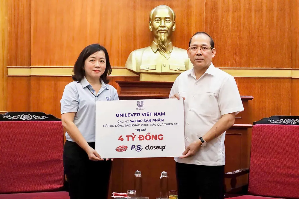 Unilever đã đóng góp 54.000 sản phẩm trị giá 4 tỷ đồng để ủng hộ người dân bị bão lũ A2.jpg