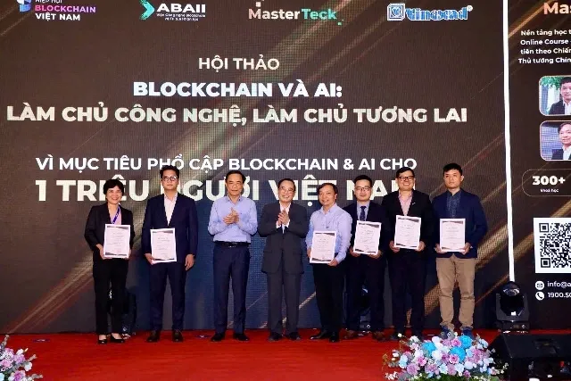 Các diễn giả và khách mời nhận chứng nhận của Ban Tổ chức blockchain1.jpg