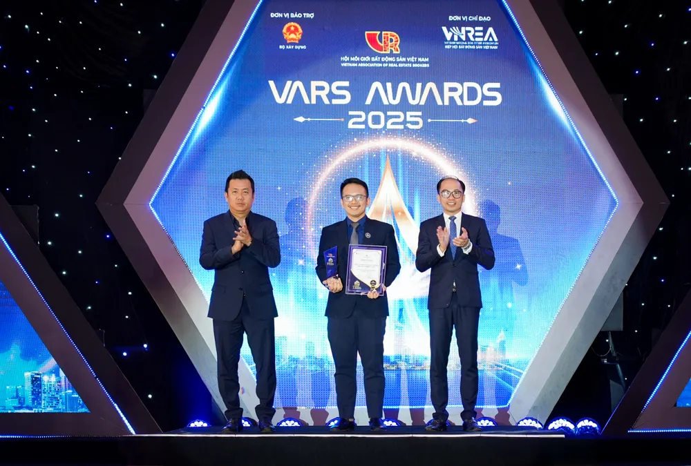 Ông Nguyễn Quốc Anh (giữa), Phó Tổng Giám đốc Batdongsan.com.vn nhận giải tại VARS AWARDS 2025 Ảnh 1 - Ông Nguyễn Quốc Anh - Phó Tổng Giám đốc Batdongsan.com.vn nhận giải thưởng.jpg