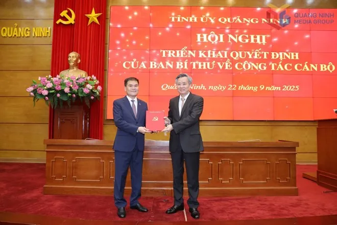 Ông Nguyễn Quang Dương - Ủy viên Trung ương Đảng, Phó Ban Tổ chức Trung ương - trao quyết định cho ông Bùi Văn Khắng (trái) Tan-Bi-Thu-Quang-Nin.jpg