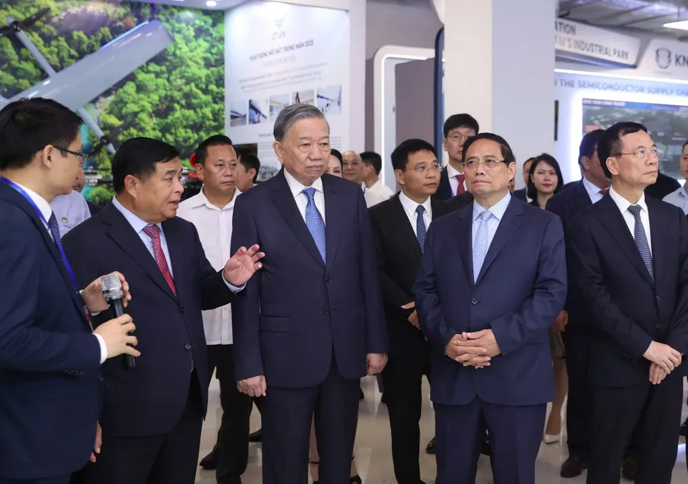 Tổng Bí thư Tô Lâm và Thủ tướng Phạm Minh Chính cùng các đại biểu tham quan triển lãm tại sự kiện, sáng 1-10. Ảnh: VIẾT CHUNG z7068677685926_b1c7e6b63eff66cb4ec91f4d026e8029.jpg