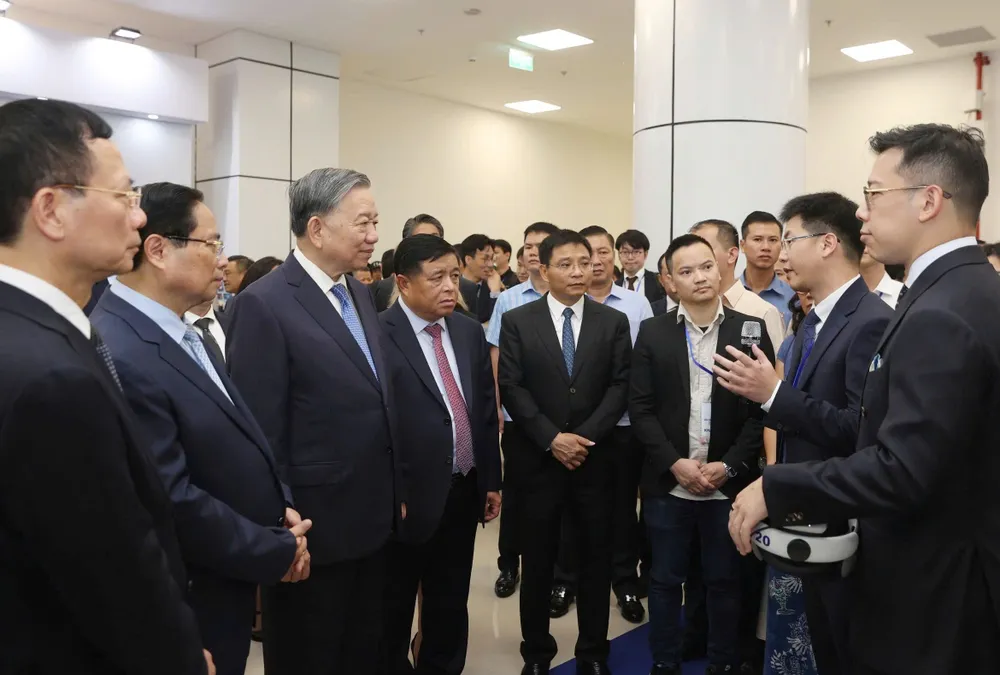 Tổng Bí thư Tô Lâm và Thủ tướng Phạm Minh Chính cùng các đại biểu tham quan triển lãm tại sự kiện, sáng 1-10. Ảnh: VIẾT CHUNG z7068677697364_7f596f8afc40434ef43b37a6c0a3d62f.jpg