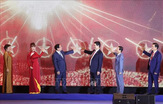 Thủ tướng Phạm Minh Chính và các đại biểu thực hiện nghi thức ra mắt “Liên minh kinh tế tầm thấp Việt Nam”, chiều 10-10. Ảnh: TTXVN vna_potal_thu_tuong_tham_du_phien_hop_cap_cao_toan_canh_kinh_te_tu_nhan_lan_thu_nhat_vipel_2025_stand (1).jpg