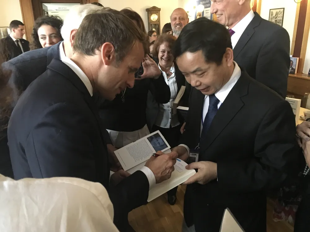 First News được chọn ký hợp đồng bản quyền xuất bản sách của Tổng thống Pháp Macron ảnh 2 First News được chọn ký hợp đồng bản quyền xuất bản sách của Tổng thống Pháp Macron ảnh 2