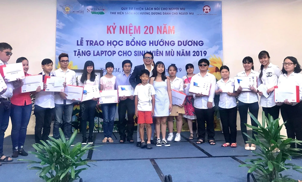 Các sinh viên khiếm thị đạt thành tích tốt trong học tập được nhận học bổng