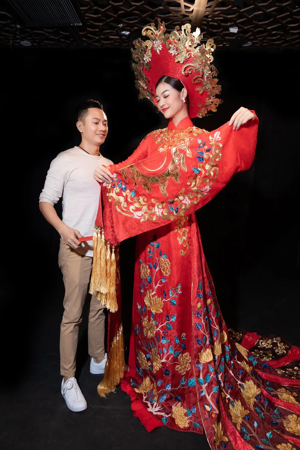 Á hậu Kiều Loan khoe sắc nền nã trong trang phục áo dài  ảnh 1