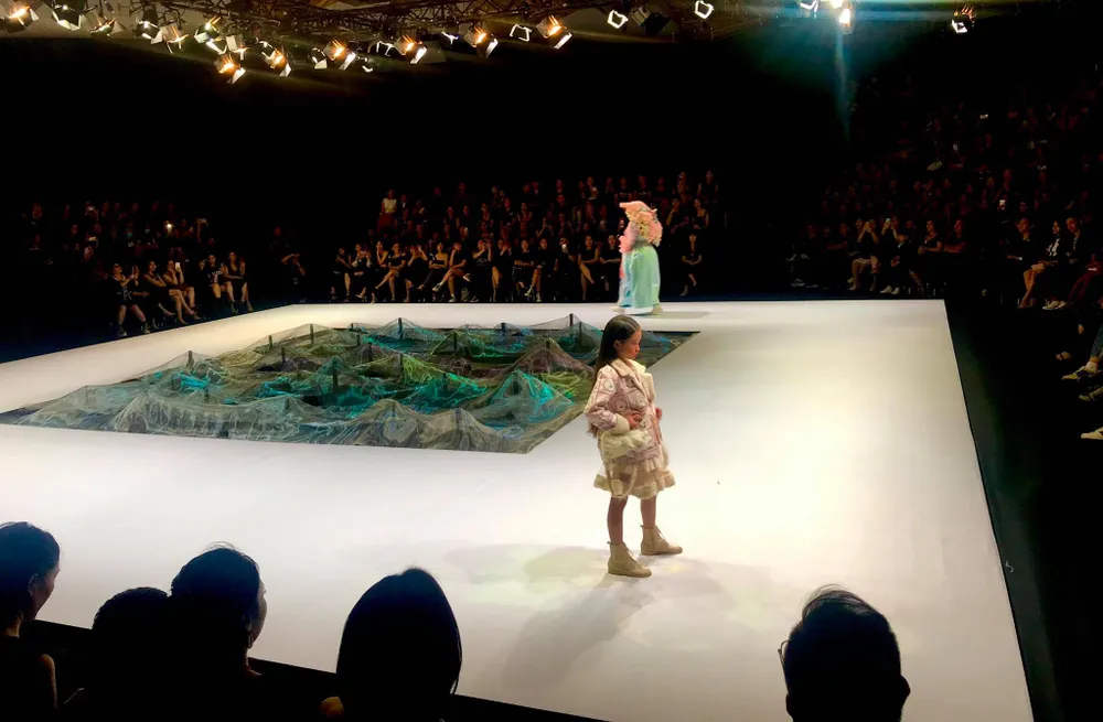 Hoa hậu Khánh Vân làm vedette khai mạc Tuần lễ thời trang trẻ em Việt Nam Xuân - Hè 2020  ảnh 10