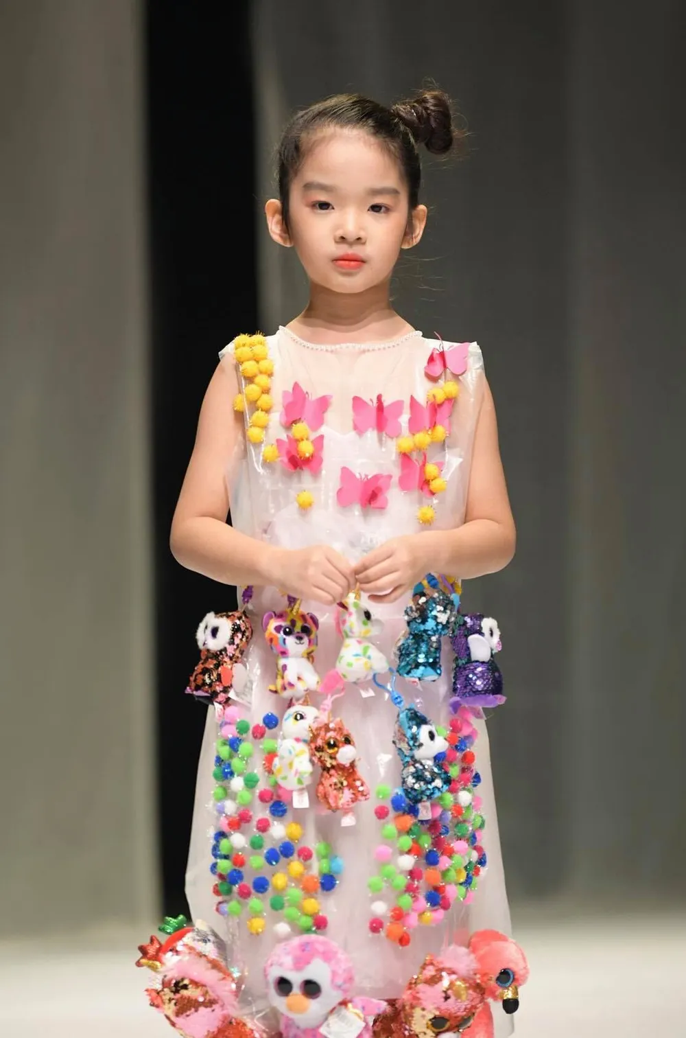 Hoa hậu Khánh Vân làm vedette khai mạc Tuần lễ thời trang trẻ em Việt Nam Xuân - Hè 2020  ảnh 7