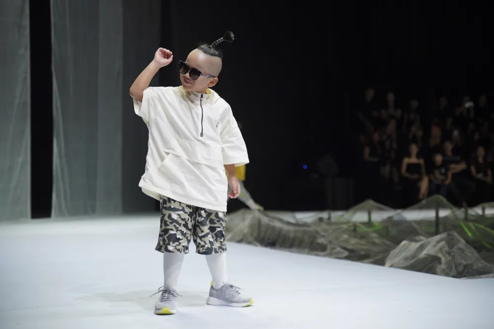 Hoa hậu Khánh Vân làm vedette khai mạc Tuần lễ thời trang trẻ em Việt Nam Xuân - Hè 2020  ảnh 8