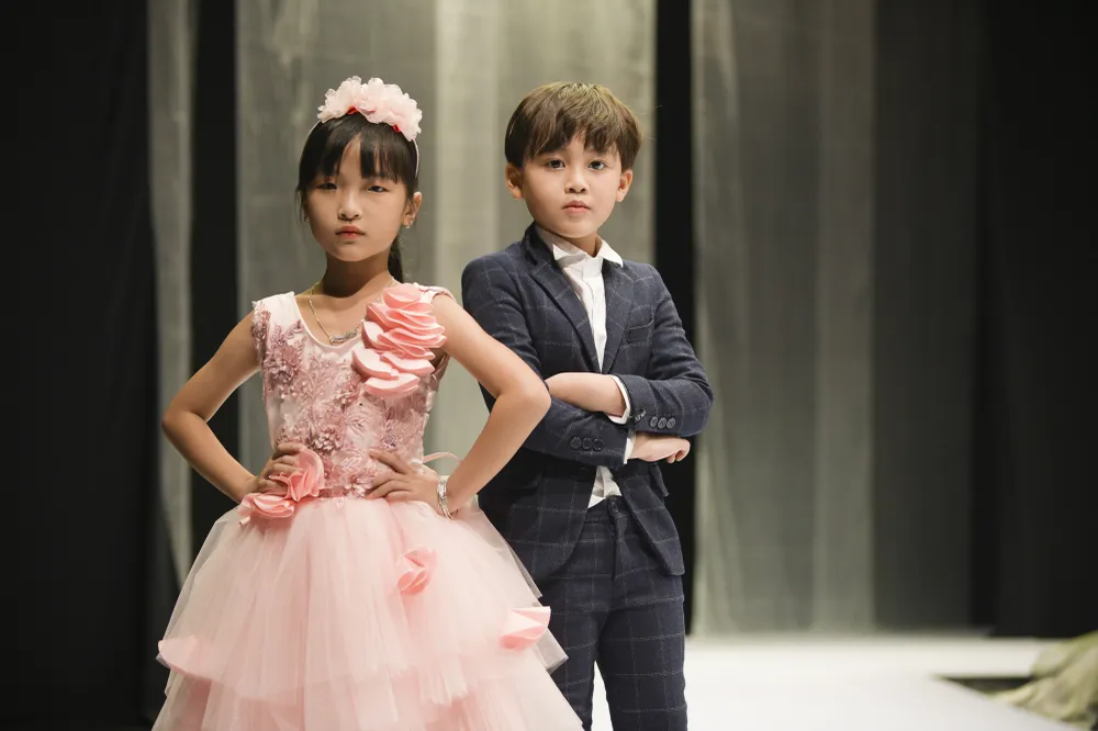 Hoa hậu Khánh Vân làm vedette khai mạc Tuần lễ thời trang trẻ em Việt Nam Xuân - Hè 2020  ảnh 9