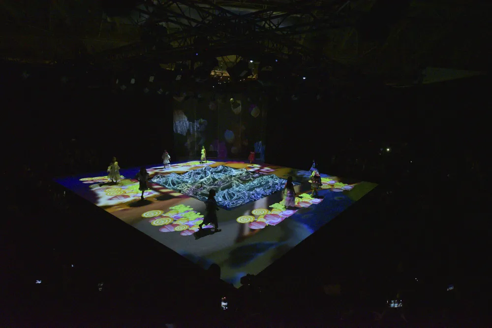 Hoa hậu Khánh Vân làm vedette khai mạc Tuần lễ thời trang trẻ em Việt Nam Xuân - Hè 2020  ảnh 1