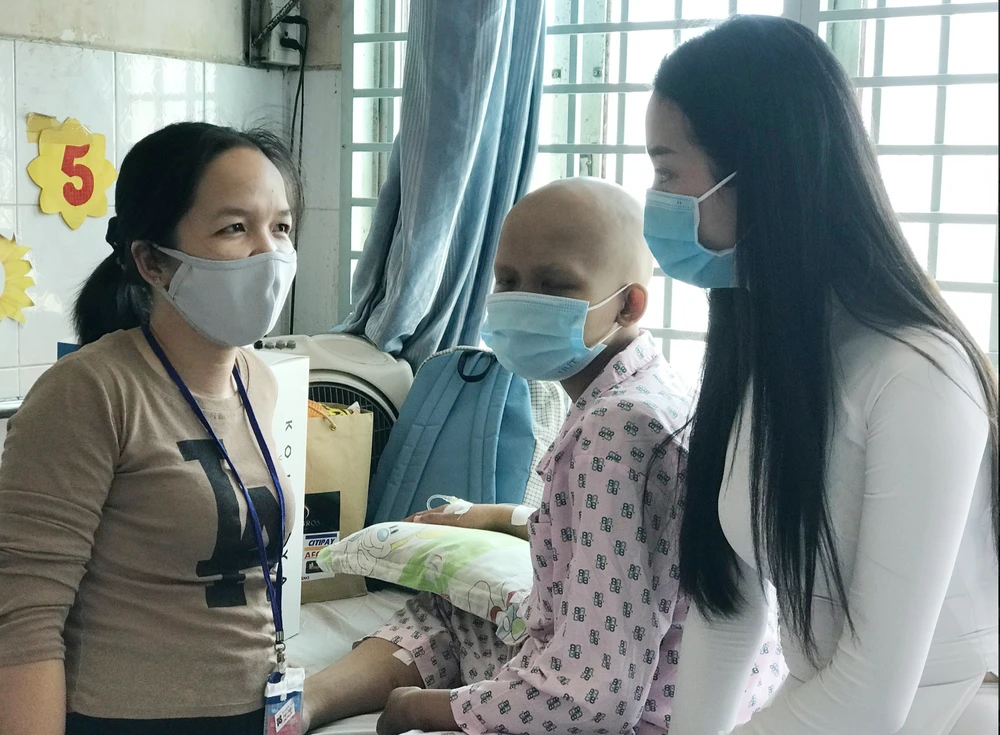 Hoa hậu Tiểu Vy, Phương Nga, Thúy An tặng quà trung thu cho bệnh nhi ảnh 5 Hoa hậu Tiểu Vy, Phương Nga, Thúy An tặng quà trung thu cho bệnh nhi ảnh 5