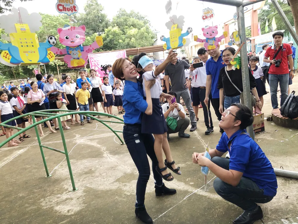 Mang “Trăng rằm tuổi thơ” về với trẻ em vùng sâu tỉnh Đồng Nai ảnh 9 Mang “Trăng rằm tuổi thơ” về với trẻ em vùng sâu tỉnh Đồng Nai ảnh 9