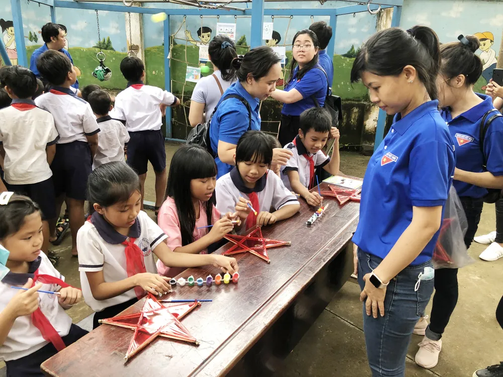 Mang “Trăng rằm tuổi thơ” về với trẻ em vùng sâu tỉnh Đồng Nai ảnh 7 Mang “Trăng rằm tuổi thơ” về với trẻ em vùng sâu tỉnh Đồng Nai ảnh 7